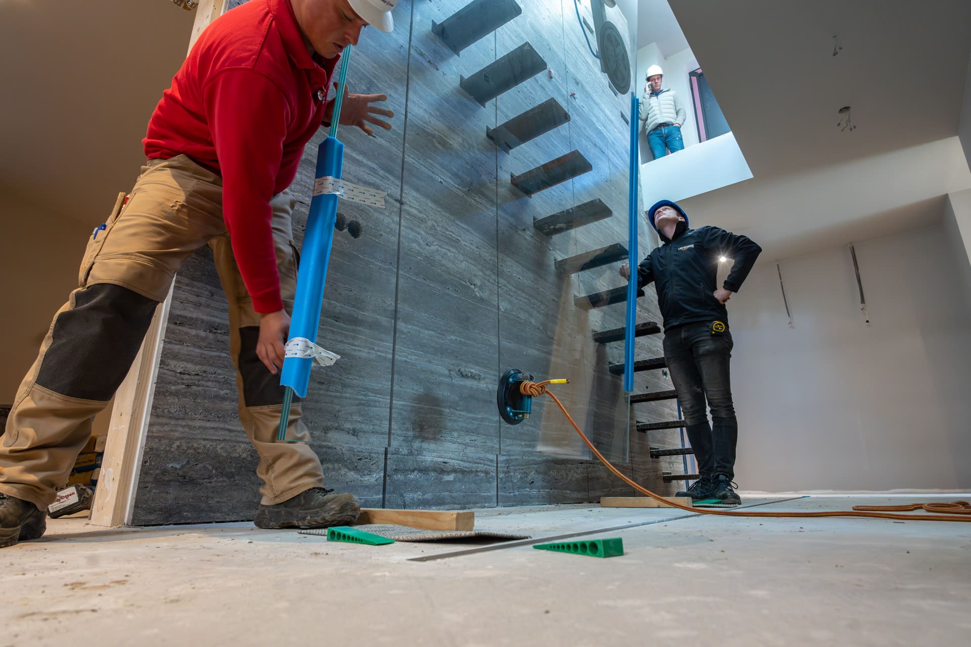 Collega’s in actie: enorme glazen wand geplaatst in nieuwbouwwoning Hengelo