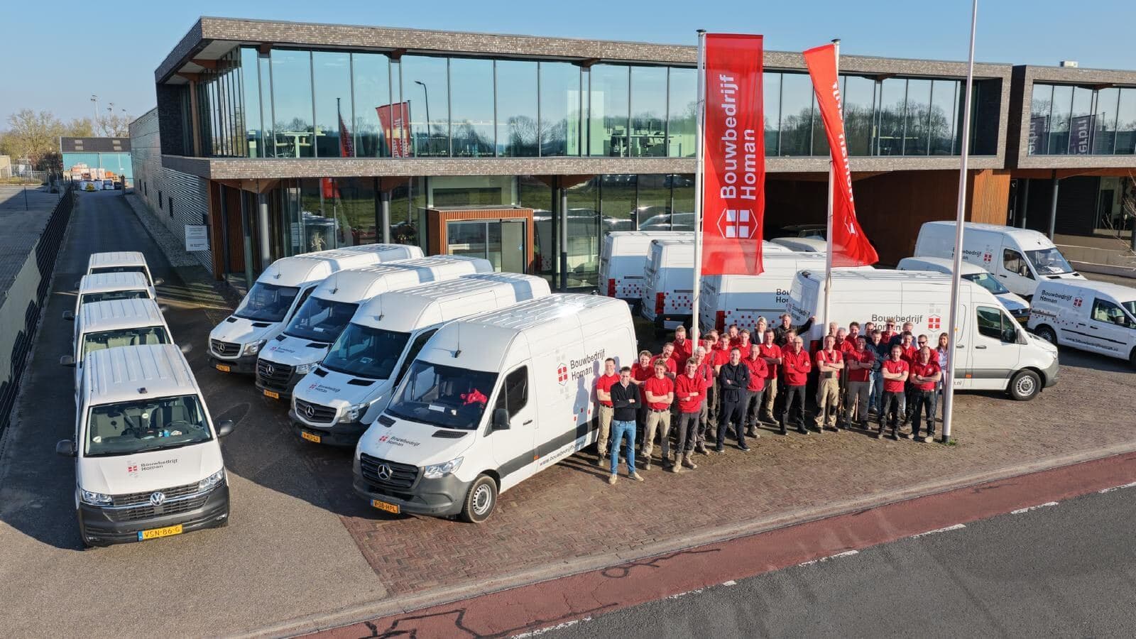 Het team van Bouwbedrijf Homan voor het kantoor in Enter
